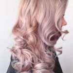 Нежно-розовый цвет волос: модные тенденции, техника окрашивания, фото