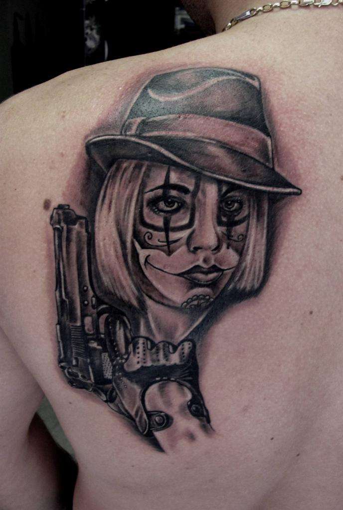Татуировка женщина с пистолетом
