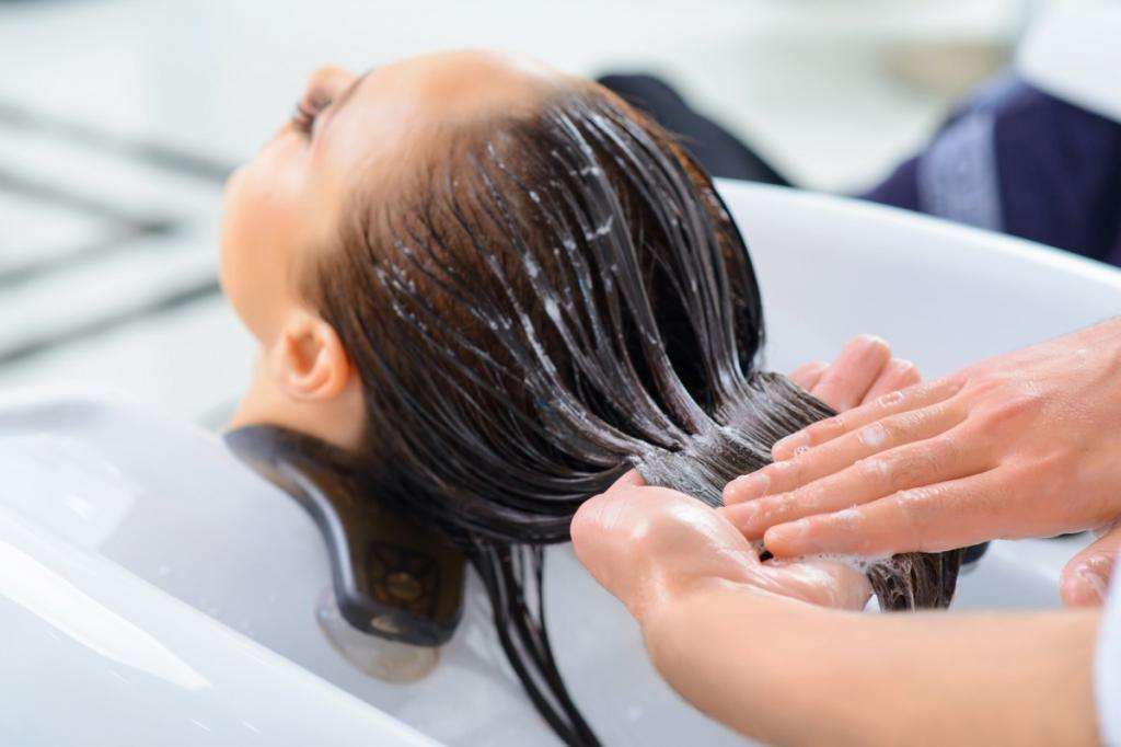 Нанесение крема на волосы