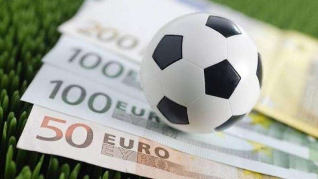 футбольный мяч и деньги