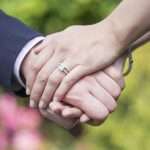 На какую руку надевают помолвочное кольцо: свадебные традиции, общественные нормы