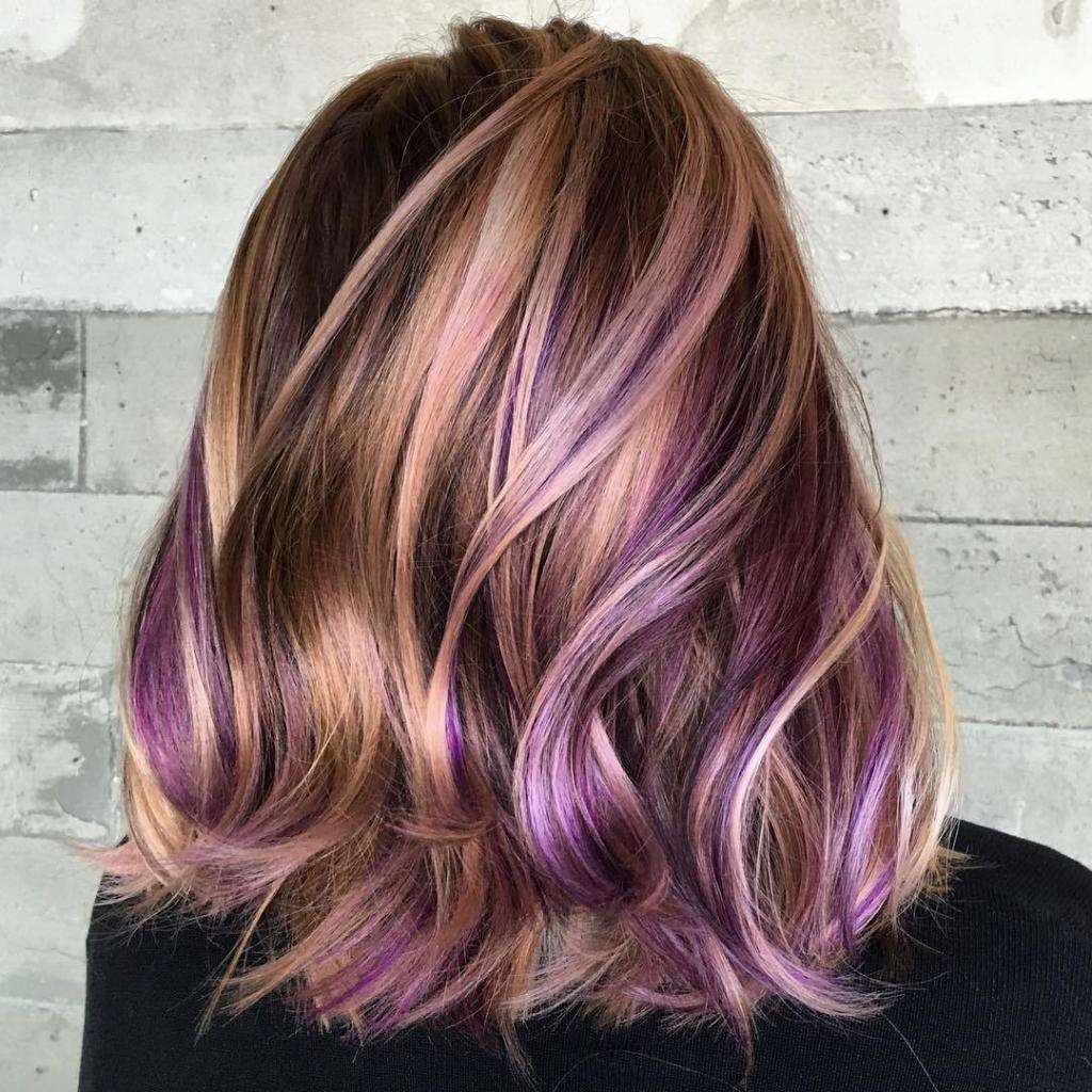фиолетовые пряди на волосах